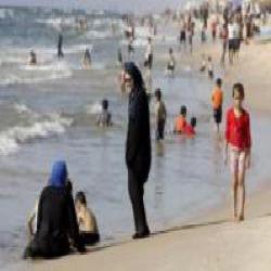 على شاطئ بحر غزة... جيوب فارغة هاربة من الحصار